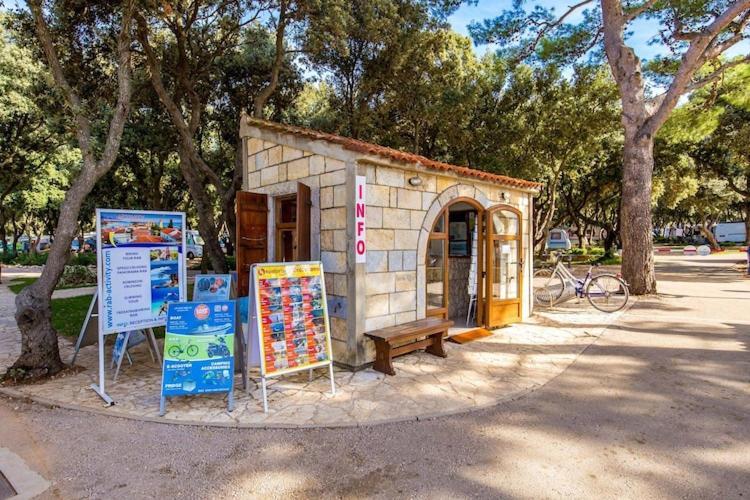 Mobile Home Mediteran Superior By The Pool In Caravan Park Strasko, Novaglia Esterno foto