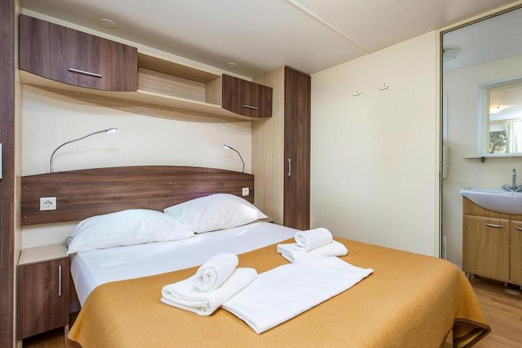 Mobile Home Mediteran Superior By The Pool In Caravan Park Strasko, Novaglia Esterno foto