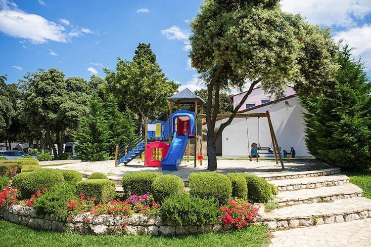 Mobile Home Mediteran Superior By The Pool In Caravan Park Strasko, Novaglia Esterno foto